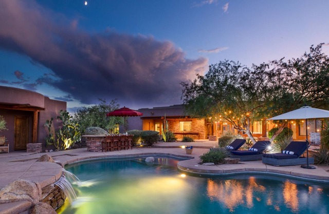 7 BR Desert Oasis con vista despejada al monte + piscina y cancha de básquetbol ❤ de AvantStay
