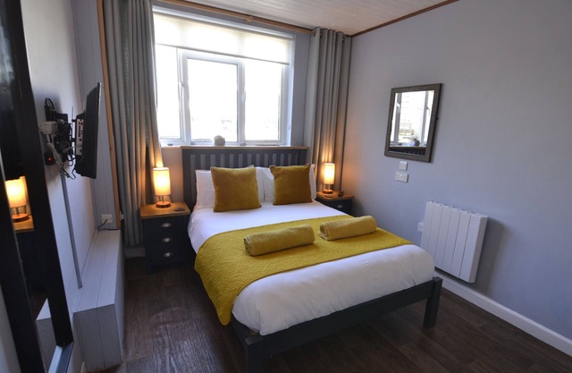 Estudio-Económico-Ground Floor,No Pets,Mini-Baño privado con ducha-Vista al J...