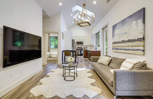 WFH-Friendly Gem w/ Creek: 4 Mi to Sammamish Trail