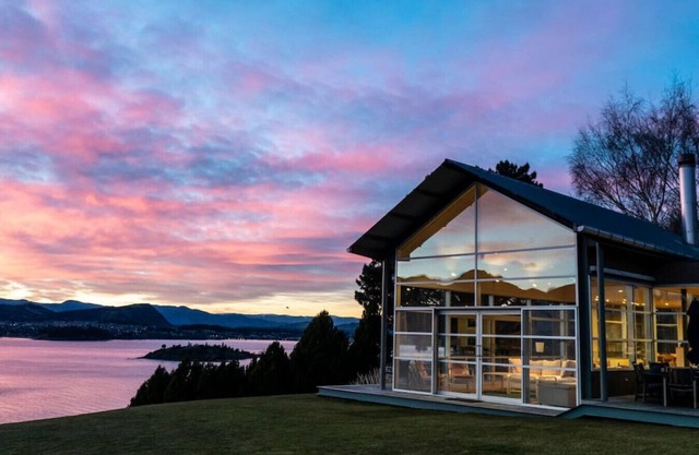 Impresionantes vistas al lago y a la montaña desde este lujoso albergue