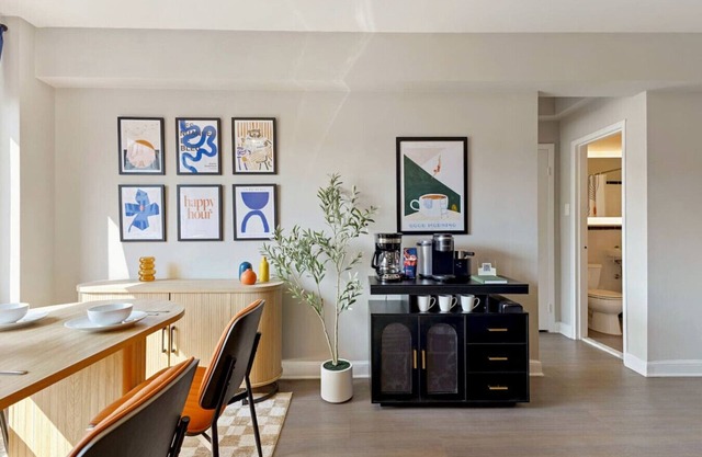 Clarendon 1BR | Walk to Restaurants + Parking