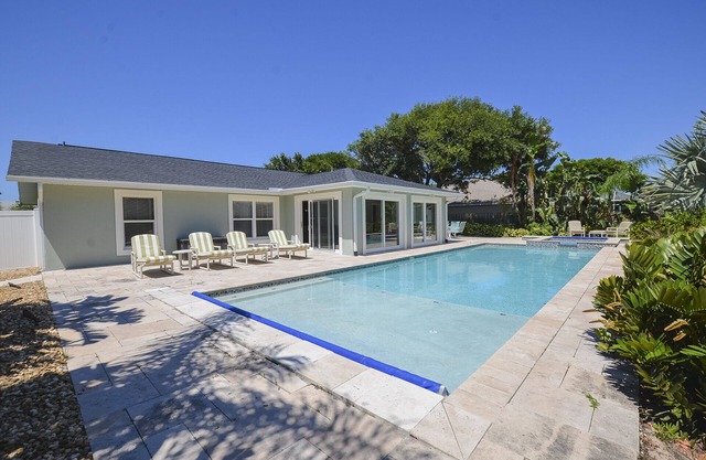 ¡Ofertas especiales de temporada! "Whispering Palms" - Inicio de la piscina junto a la playa - 4BR / 2. 5BA