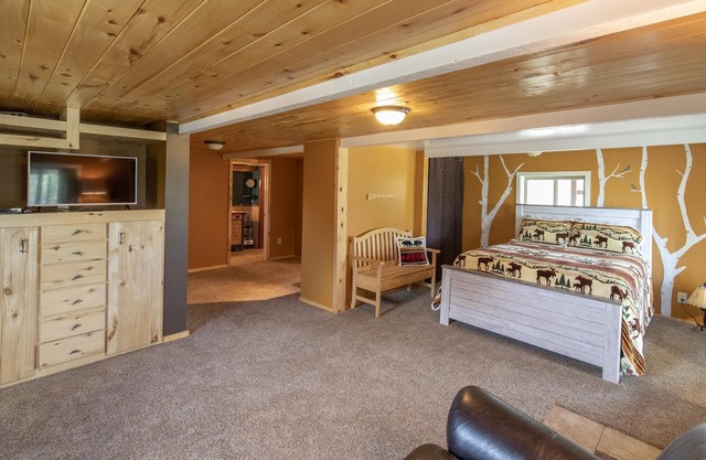 Whispering Peaks Mountain Cabin