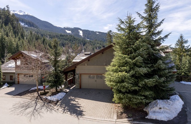 Whistler Mountain Town House Ski-in & Ski-out