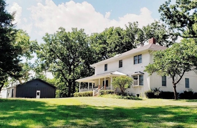 White Oak Farmhouse w/ Private Yard 4bdrm sleeps 8