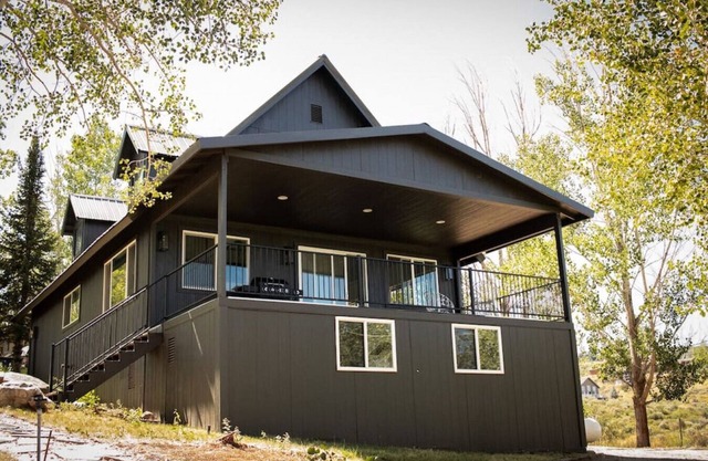 `White Pines Cabin` w/ Private Hot Tub