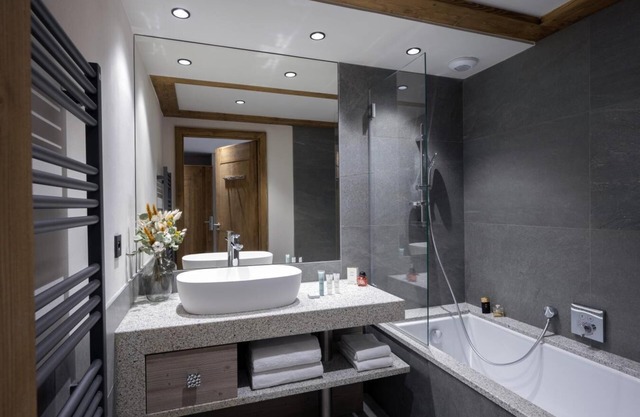 Wifi, fitness, piscina, sauna, hammam, balcón, parking, tv, local para esquís, 57m²