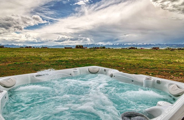 Wild Cat Cabin - Sleeps 20 / Hot Tub / Great for Families!