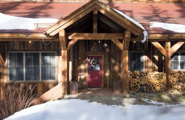 Wilderness Lodge - Chic mountaintop cabin with stylish, eclectic decor — close t