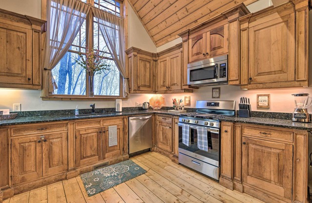 'Wildflower' Luxury Cabin w/ Hot Tub & Views!