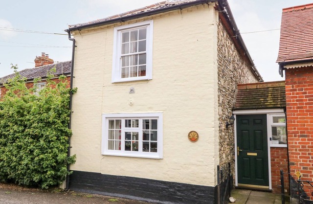 WILLIAM COTTAGE, pet friendly, with open fire in Metfield