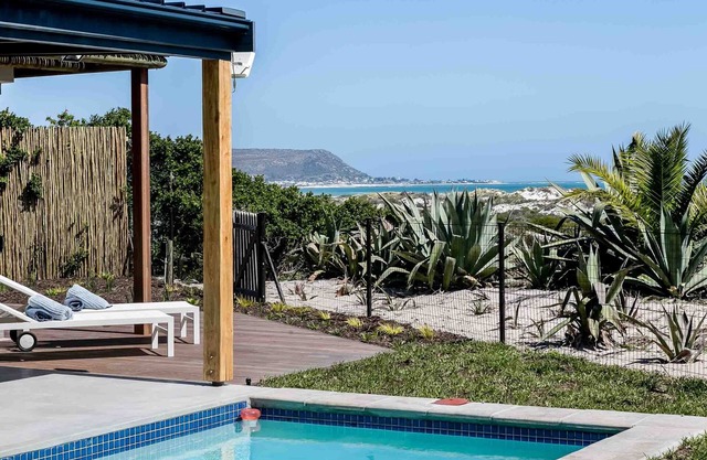 Willow Beach House a la derecha en las dunas de arena de la playa de Noordhoek largo