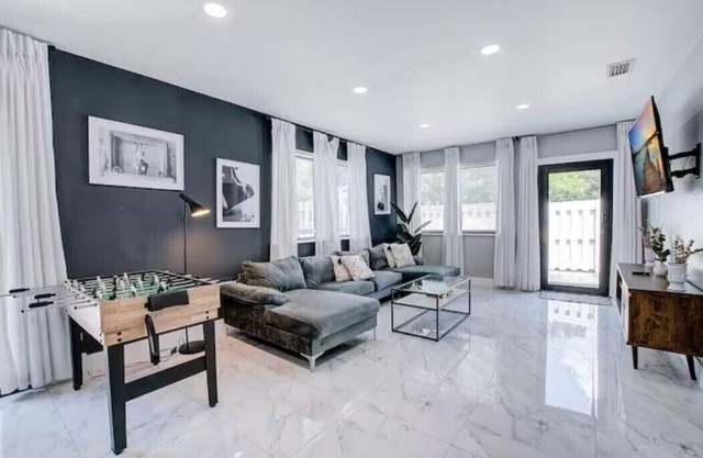 Wilton Manors/2 BDR/Modern/PETS ok!