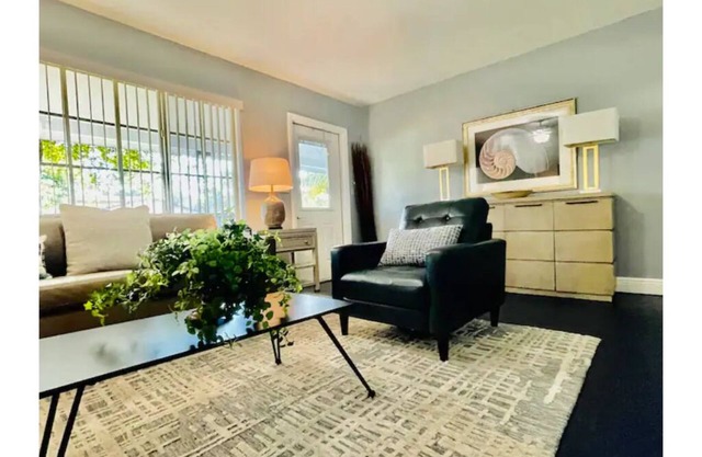 Wilton Manors house near beaches 2 BR large yard