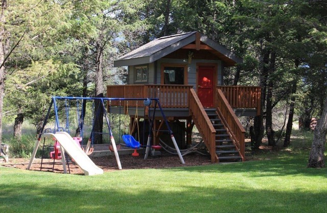 Windermere Copperpoint Golf / Ski / Snowmobile Family Chateau, Invermere.
