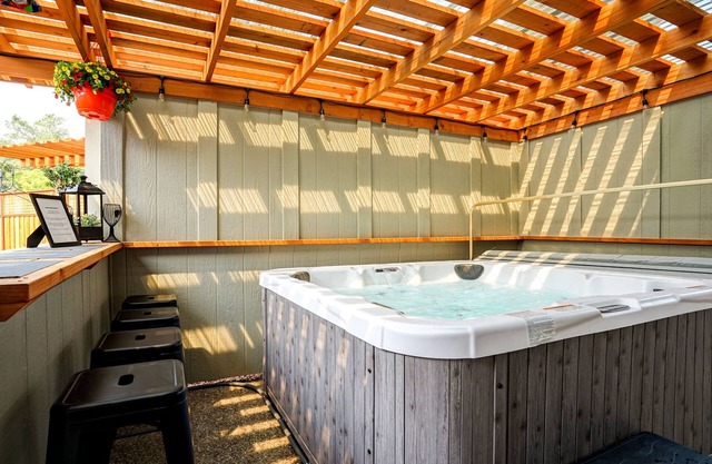 Windsor home on golf course w/ hot tub