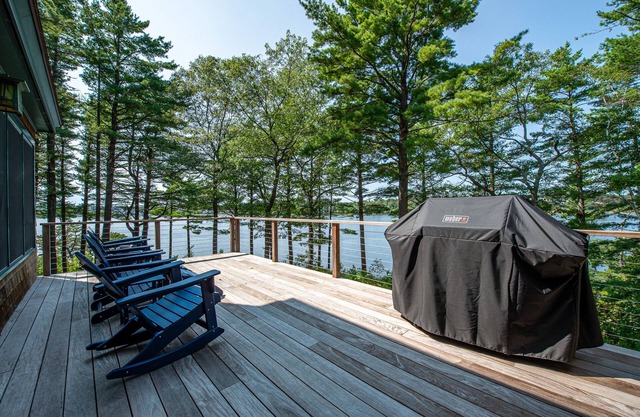 Windward Lodge- stunning, dog-friendly private waterfront retreat. Seasonal dock