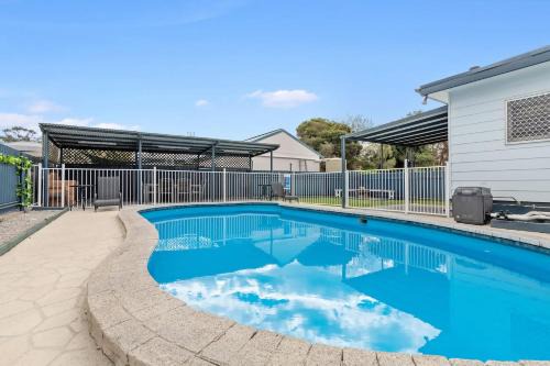 Wine Down Retreat - The Great Entertainer with Heated Pool, Fireplace and Firepit for the Perfect All-Season Escape