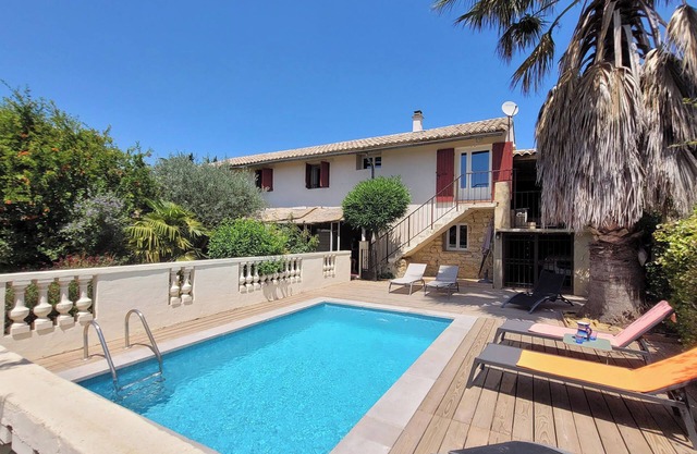 Casa del enólogo con jardín y piscina en el jardín.