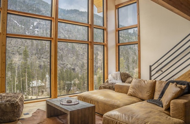 Winter Availability! 3-Story Home Minutes away from Kachina Base Skiing