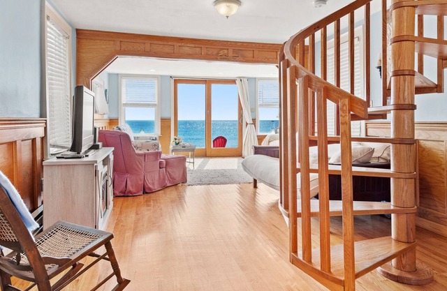 Winter Rental Avail. Oceanfront Custom Cottage Direct Beach Access