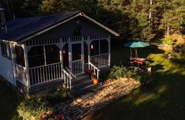 Winter Wildlife Getaway For 2. Indoor fire, snowshoeing, home cooked breakfast