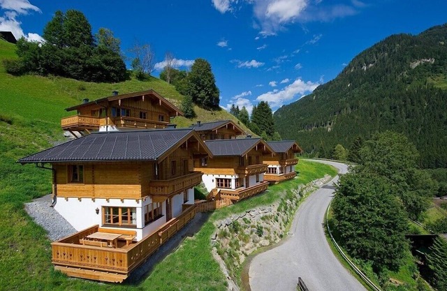 ¡Con mucho amor construyó chalets en una ubicación privilegiada!