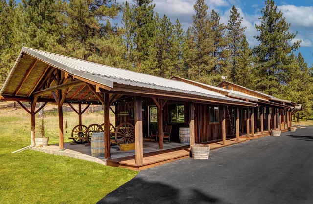 Bunkhouse Cabin - Alpine Falls Ranch