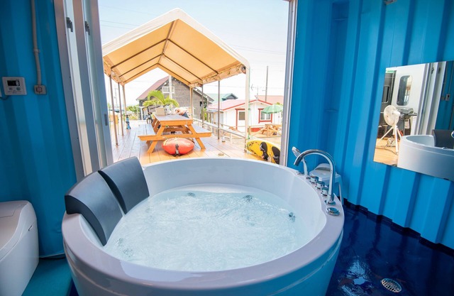 With car! Pet friendly! SUP, snorkeling, bicycles, BBQ, Jacuzzi...! Trailer house!