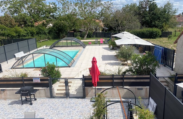 Au porte de chambord Les trois clefs with heated pool sleeps 14