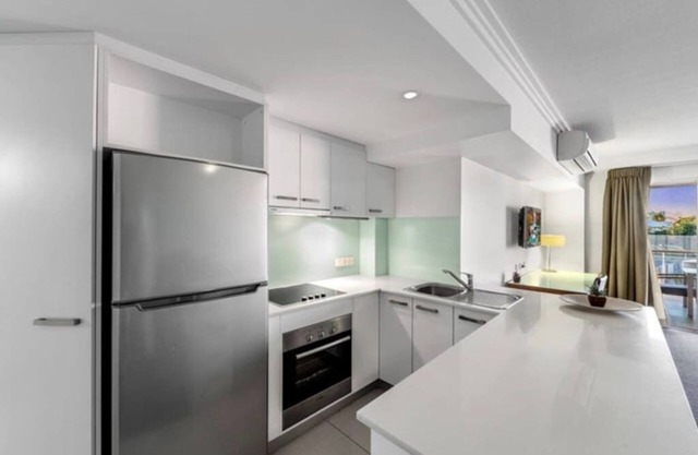 WL314 1Bed 1Bath apt w parking near CBD