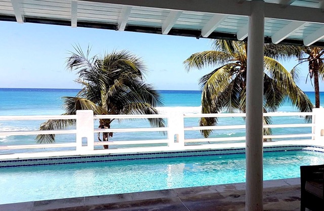 Maravillosa villa frente al mar en South Point; muy espaciosa con piscina increible