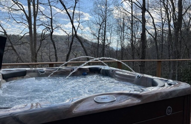 Wonderful cabin tucked in the woods /w Hot tub