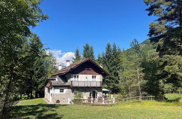 Maravilloso chalet en el campo, entre prados y el río.