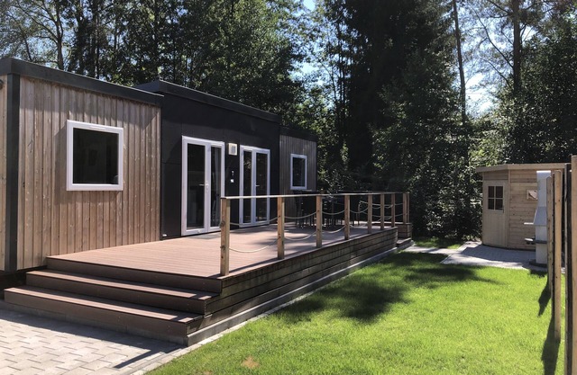 Moderna casa móvil con sauna al aire libre en el lago Murner