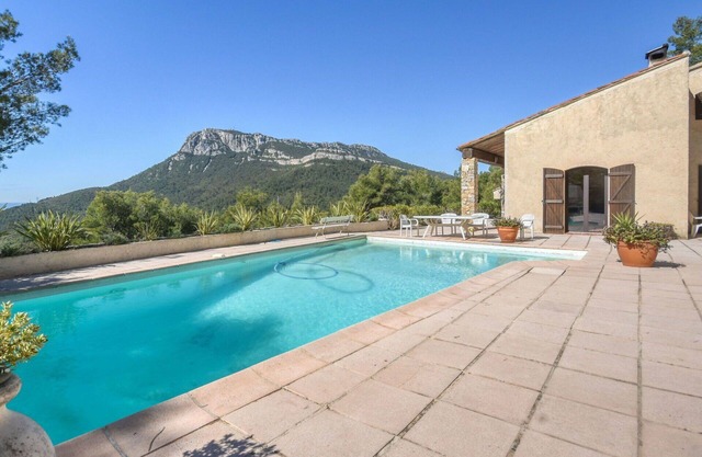 Preciosa casa de vacaciones privada para 6 personas con piscina privada, TV, terraza y aparcamiento