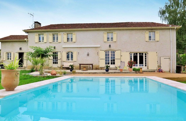 Preciosa casa de vacaciones privada con WIFI, A/C, piscina privada, TV, terraza y aparcamiento
