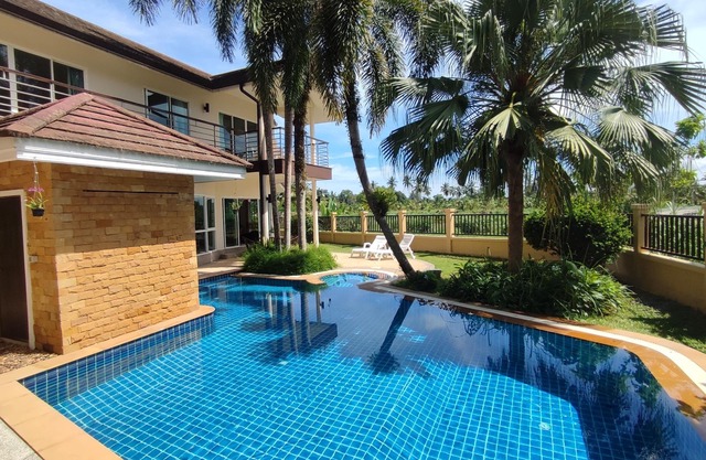 Villa de 4 dormitorios, traslado gratuito, paseo a la playa, sin vecinos