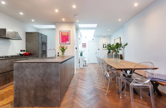 Diseño elegante y peculiar, Dúplex de 3 dormitorios de estilo victoriano, en la moderna Camden (Veeve)