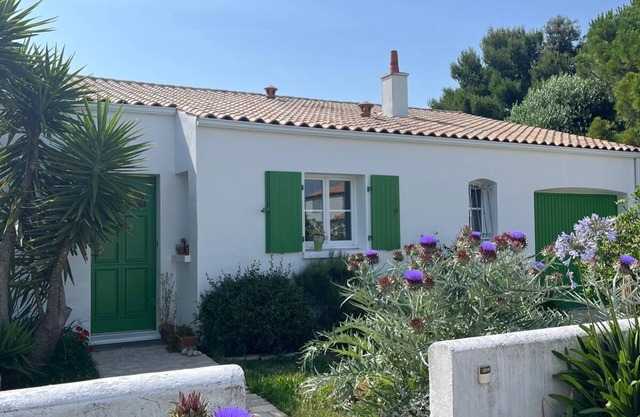 50m from the seafront, charming quiet house with trees, shops within walking distance