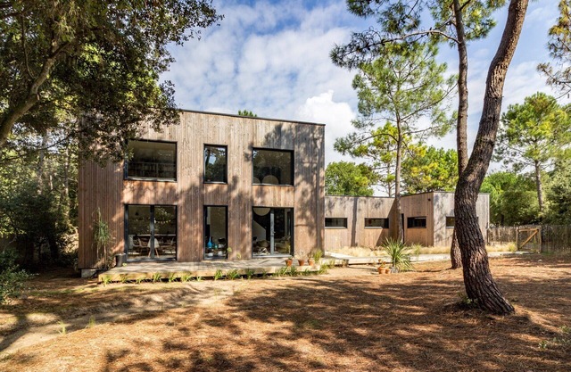 Wooden house, forest edge, 10 min walk to the beach