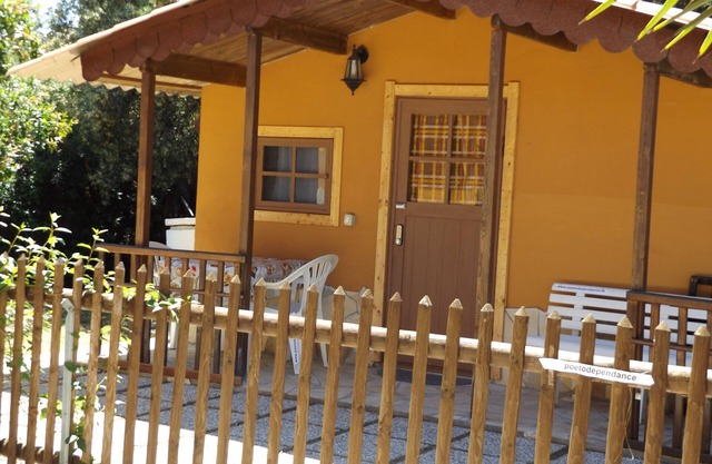 Casa de madera cerca del mar