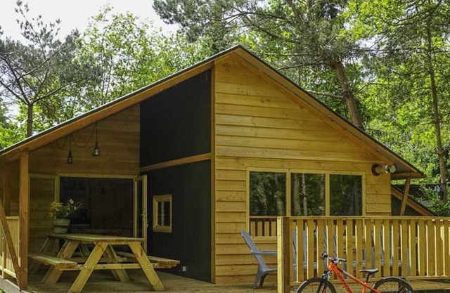 Cabaña de madera con lavavajillas, en un parque de vacaciones cerca de tres parques nacionales