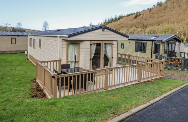WOODLAND BREEZE, pet friendly, with a garden in Llanarth