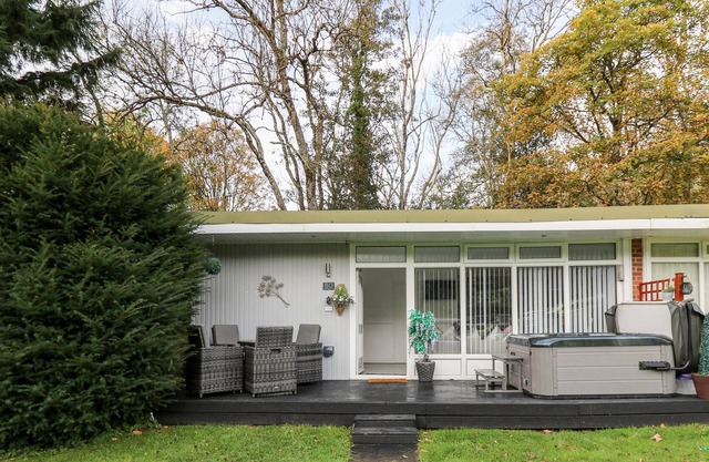 WOODLAND FOREST, family friendly, with hot tub in New Quay