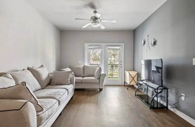 Woodlands 2 Bedroom Cozy Apt w/ Free Parking