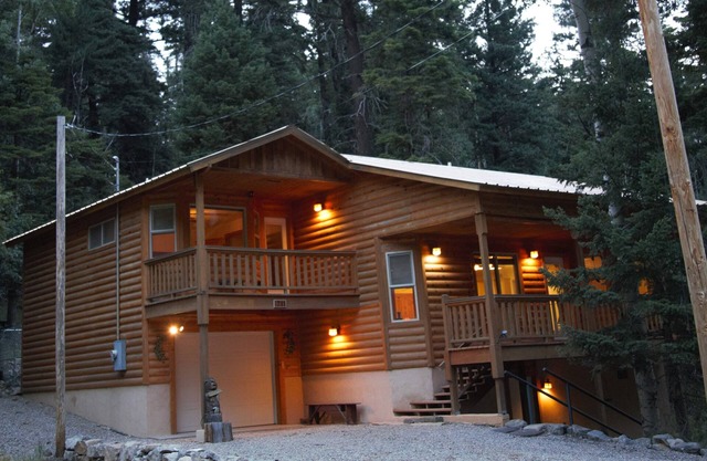 Woodlands Way Chalet- A cozy get-away in Cloudcroft NM.