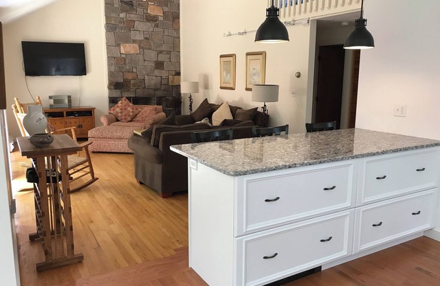 Casa contemporánea en 1. 5 acres de propiedad arbolada cerca del océano, estanque y pueblos