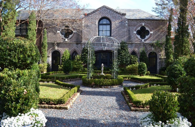 Wortham House 3BR / 3 & 1 / 2b Gothic Carriage House Set en el jardín