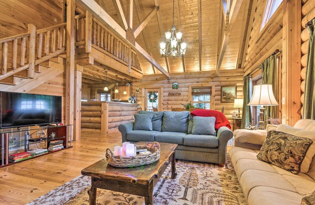 ¡Magnífica cabina de montaña en Linville con cubiertas envolventes!
